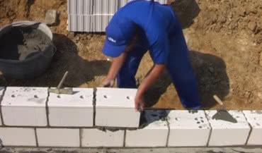 Jak wymurować ścianę fundamentową z bloczków Silka?
